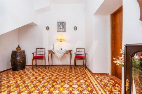 Monte Algarvio situé à environ 6 km de la ville de Loulé dans un quartier calme. Cette propriété a un énorme potentiel pour le tourisme rural ou pour le logement privé avec 218 m2 de surface de construction. Elle est située sur un terrain d'environ 1...