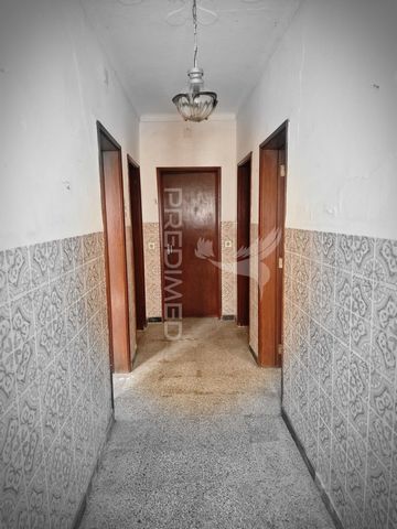 Moradia de r/c com duas entradas e com uma cozinha de lume de chão, com garagem, terraço e um excelente logradouro Moradia de 3 assoalhadas, a precisar de algumas remodelações O logradouro tem espaço suficiente para fazer uma bela piscina e uma zona ...