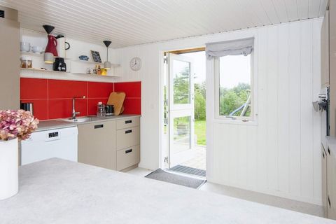 Well-equipped holiday cottage located in one of the most sought after cottage areas close to Ebeltoft harbour and town. The house is renovated in 2015. The pool has a depth of 1.25 m. Here the children can play while you relax on the couch, from wher...