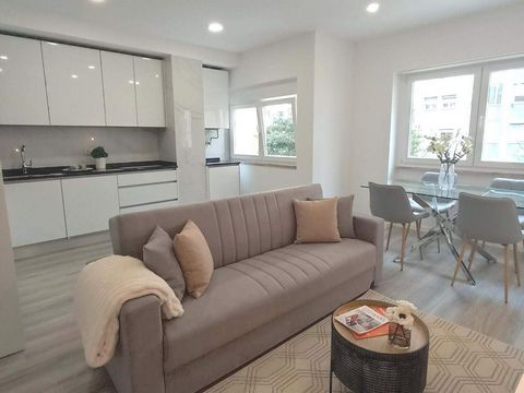 Appartement de 3 chambres avec balcon et vue sur la rivière, rénové, à côté de Santa Apolónia,. Quartier résidentiel avec commerce, services et transports. Découvrez cet élégant et lumineux appartement de 3 chambres avec balcon ouvert et vue imprenab...