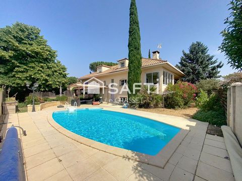 Grande maison familiale avec jardin et piscine dans un environnement calme