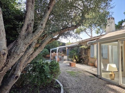 The SIGA Immobilier Agency exclusively offers you this magnificent 200 m2 villa on the Giens peninsula on a plot of 550 m2 (just steps away from the village of Giens and the beaches). It comprises on the ground floor a separate kitchen, a large dinin...