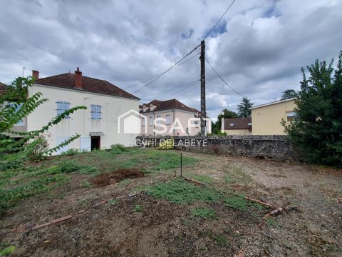 Spacieuse maison de ville mitoyenne bâtie sur cave voutée avec terrain de 400m2, un garage et une cour