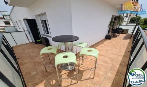 No coração de Sant Mori, Empuriabrava, na Catalunha, Espanha, encontra-se este charmoso apartamento de 3 quartos e 1 banheiro, ideal para um comprador de primeira viagem ou para um investimento de aluguel. Com os seus 70 m2 bem distribuídos, este apa...