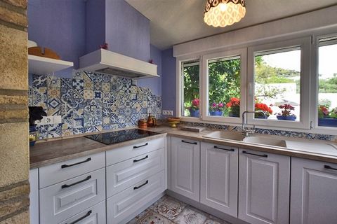 Casa típica de pueblo andaluz con piscina privada y amplio jardín, cuidadosamente diseñado con un ambiente rústico y cálido y adecuado para cualquier época del año. La casa está situada en el pequeño y pintoresco pueblo de Zagrilla Alta, a sólo 8 km ...