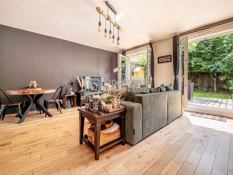 COUP DE COEUR Située dans une copropriété calme et bien entretenue, entre les parcs de la légion d'Honneur et Marcel Cachin. Cette maison de 111.63m² loi Carrez, sur trois niveaux est idéale pour une vie de famille, en parfait état général, confortab...