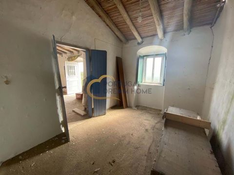 Moradia Isolada com Projeto Aprovado 100 m² | 2 Quartos | 1 Casa de Banho Apresentamos esta excelente oportunidade: moradia isolada com 100 m² de área, inserida num lote com 166 m2 com projeto aprovado para construção. Ideal para quem procura uma hab...