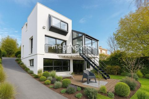 ANCIENNE METALLERIE TRANSFORMEE EN MAISON D'ARCHITECTE 260 M2 SUR 3 NIVEAUX AVEC ESPACE PROFESSIONNEL