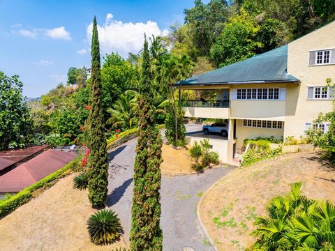 Elegant huis met 3 slaapkamers en 3,5 badkamers, ontworpen door de beroemde Jamaicaanse architect Errol Alberga, te koop op Montgomery Way in Stony Hill. Het is meer dan 4,000 vierkante meter. en ligt prachtig op een ca. 0,27 hectare gemanicuurd perc...
