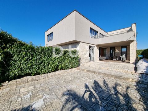 ISTRIË, POREČ - Luxe, moderne villa op een fantastische locatie Poreč ligt aan de westkust van het schiereiland Istrië. Dankzij het mediterrane klimaat, de natuurlijke schoonheid en het bewaard gebleven culturele erfgoed is het een ideale plek om het...