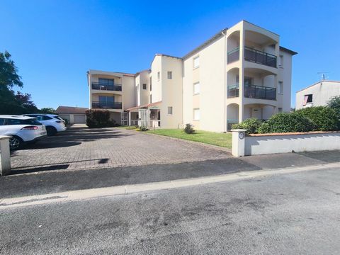"Charmant appartement 2 chambres idéalement situé à St Pezenne, alliant calme résidentiel et proximité des commodités."