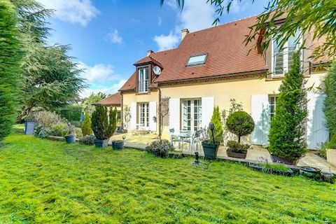 A 10 min de la gare, PROCHE DU GOLF de Saint Nom la Bretèche, dans une zone pavillonnaire, au CALME sur un terrain de 1173m² environ, très belle maison BIEN EXPOSEE, Elle se compose : Au Rez de Chaussée : D 'une entrée avec un grand placard, un toile...