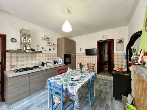 Rijtjeshuis te koop in Badia Prataglia - 250 m² met 3 onafhankelijke appartementen, garage en eigen buitenruimte Gelegen in het hart van het Casentino Forest National Park, in het charmante dorpje Badia Prataglia, bieden wij een rijtjeshuis van ongev...