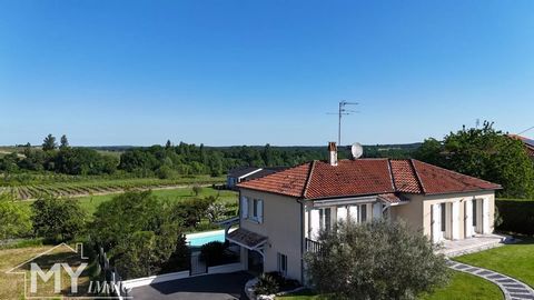 MY IMMO presenteert dit comfortabele huis in zeer goede staat, met een ononderbroken uitzicht over het omliggende platteland, met 123m² woonoppervlak, een gedeeltelijk verbouwde kelder en een garage, bijgebouwen, een zwembad, terrassen en 2100m² gron...