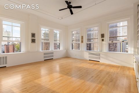 Een zeldzame kans om eigenaar te worden van dit unieke, ruime, lichte appartement in Manhattan met een weids uitzicht op de skyline, hoge plafonds en 15 enorme ramen aan drie zijden. De elegantie van Gilded Age ontmoet Warhol's Downtown in een buiten...