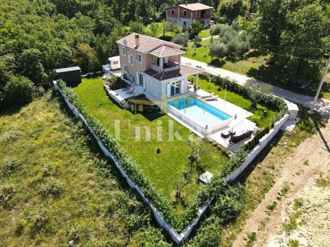 Ligging van de woning Vrijstaand huis met Istrische details, op een rustige plek, op 14 km van de zee en 18 km van de stad Poreč. De plaats is erg rustig, er zijn verschillende vakantiehuizen in de buurt, verder is alles omgeven door natuur, wijngaar...
