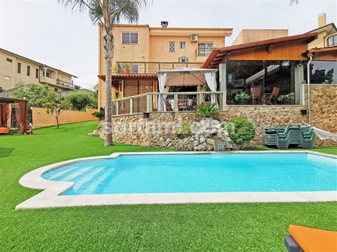 Fantástica moradia isolada T2+1, em Santa Maria da Feira. É composta por por hall de entrada, cozinha equipada, lavandaria, sala de estar, dois quartos, um deles em suite e duas casas de banho. Dispõe, ainda, de uma garagem para duas viaturas, zona d...