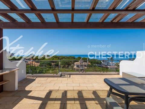 Stap binnen in dit elegante duplex penthouse met drie slaapkamers, gelegen in een prestigieus omheind condominium op slechts een korte loopafstand van het strand. Dit appartement is onlangs gerenoveerd en beschikt nu over een gloednieuwe keuken en st...