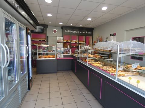Ecouves 61250.Murs et fond boulangerie patisserie.