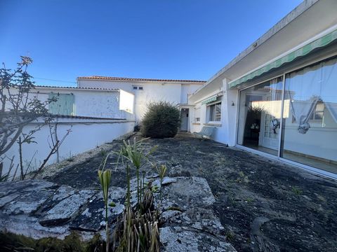 MAISON A RENOVER ET NOMBREUSES DEPENDANCES A POTENTIEL COEUR DE BOURG