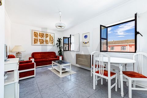 This one-bedroom apartment offers the ideal location for those looking to live or spend holidays in the heart of Vilamoura. Just 250 meters from the iconic Marina, it is surrounded by a wide range of restaurants, services, and local shops. The proper...