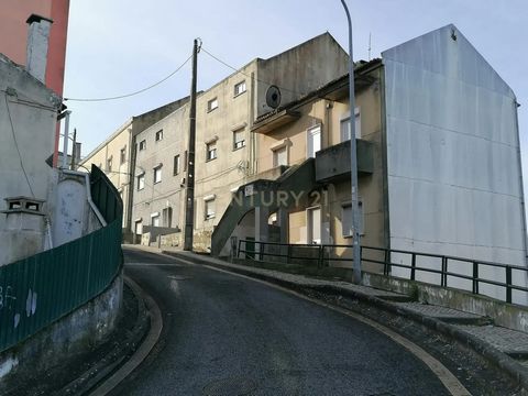 Fantastic building in total ownership with floors/divisions that can be used independently, for investment in Brandoa. Comprising basement T2 with a small garden at the back, ground floor T3, 1st floor T3 and 2nd floor T3. Close to all types of comme...