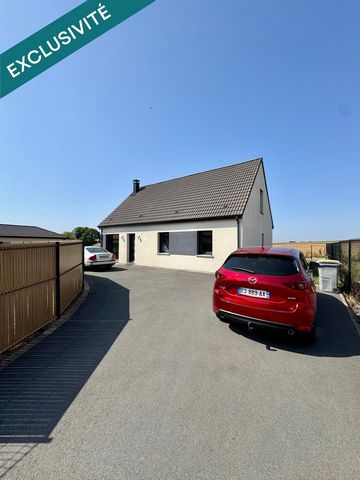 Maison contemporaine située sur la petite commune de Neuville saint Vaast , de beaux volumes,4 chambres , jardin avec vue sur les champs