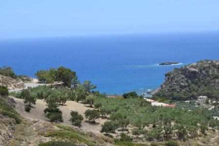 Ag. Fotia Appezzamento di terreno di 4000m2 con splendida vista sulle montagne e sul mare. La trama può costruire fino a 200 m2 e l'acqua e l'elettricità sono nelle vicinanze. Laslty, ha un parcheggio in strada.