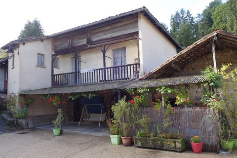 Proche Figeac, ancien restaurant et maison d'habitation avec terrain
