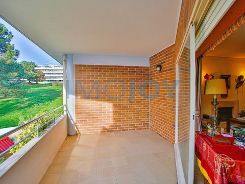 Apartment located in Foz do Douro, in a quiet residential area, with surrounding green spaces and excellent accessibility, being close to all kinds of commerce, services, national and international colleges, transport network and access to the main r...