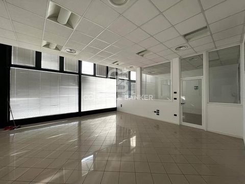 Marcon Porta Est property for large directional use. We offer for sale a property located on the ground floor of an elegant office building. The property consists of entrance hall, three large offices, room / archive, warehouse / storage with door fo...