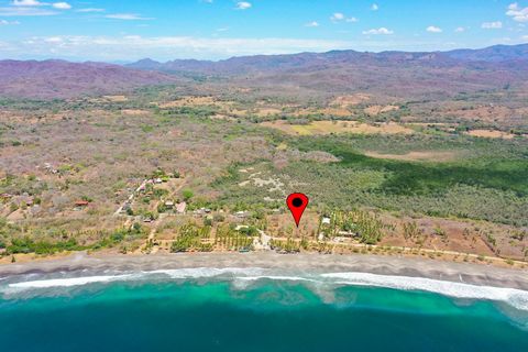Der Preis beträgt 1.025.000 USD. Dieses schöne Grundstück ist 11.525 Quadratmeter (2,85 Acres) groß und liegt direkt an Playa Junquillal, genau an der Stelle, an der die asphaltierte Straße auf den Strand trifft, direkt neben dem Junquillal Eco Resor...