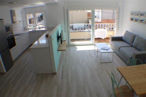 Dit comfortabele appartement ligt in Roses in Catalan, een Spaanse gemeenschap in de provincie Gerona, Catalonia. Roses ligt op de Costa Brava, de noordelijke kust van de Gulf of Roses en ten zuiden van Cape Creus. De accommodatie ligt in een levendi...