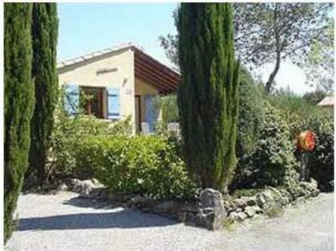 This fully furnished stone holiday home of 60m2 is situated on a plot of 536 m². All around are tiled terraces, of which 6 m² are covered, and a beautifully landscaped garden, with parking, located on the outskirts of a holiday park (lots of privacy)...