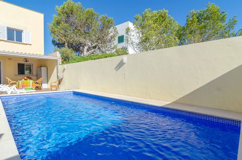 Esta bonita villa con piscina privada se encuentra en Son Bieló, una urbanización cerca de Sa Ràpita y da la bienvenida a 4 personas. En la piscina privada de cloro, de 6m x 3m y una profundidad de 1.2m a 1.7m o en la ducha exterior puede refrescarse...