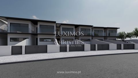 Villa jumelée de 3 chambres , construite en un ensemble de 14 villas, en groupes de deux, à vendre , Olhão , Algarve. Construction moderne , avec des finitions de haute qualité et une cuisine équipée . Propriété comprenant deux chambres ensuite , un ...