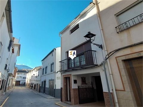 Esta casa adosada de 4 dormitorios y 2 baños, que incluye un estudio independiente, está situada en el pueblo español blanco de Valdepeñas de Jaén, en el corazón de la Sierra Sur, cerca del popular Castillo de Locubin, en la provincia de Jaén, Andalu...