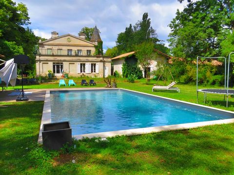 Maison de Maître époque Napoléon III 270m², 6 chambres , grande dépendance, et piscine dans beau parc ancien