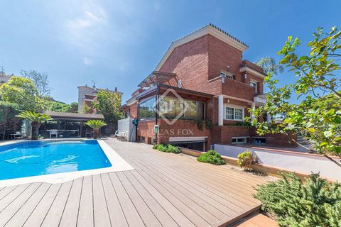 This exclusive modern brick house of approximately 370 m² was built in the year 2000 and is on a plot of 1,056 m² with a private corner garden with 2 porches, a chill out area, barbecue and a swimming pool. It enjoys an excellent location in Gavá Mar...