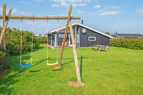 A holiday cottage on a large natural plot sheltered by vegetation, located approx. 300 metres from the North Sea. A whirlpool for 2 people can be found in the bright bathroom that also has underfloor heating. Bright living room with open concept kitc...