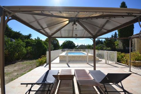 Mooi gerenoveerd, vrijstaand vakantiehuis met omheind privé-zwembad (6.5 x 3 m, diepte 1.50 m) tussen de Zuid-Franse dorpjes Aubais (2 km) en Aigues-Vives (2 km). Binnen een half uurtje bent u bij de gezellige badplaats La Grande Motte (27 km) en all...