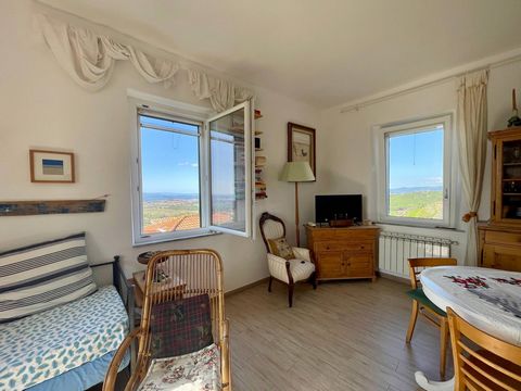 Apartament z widokiem na morze w Manciano W Manciano, z panoramicznym widokiem na morze i okolicę, oferujemy ekskluzywną, rzadką, nadającą się do natychmiastowego zamieszkania. Ten odnowiony apartament znajduje się na wygodnym drugim piętrze i wyróżn...