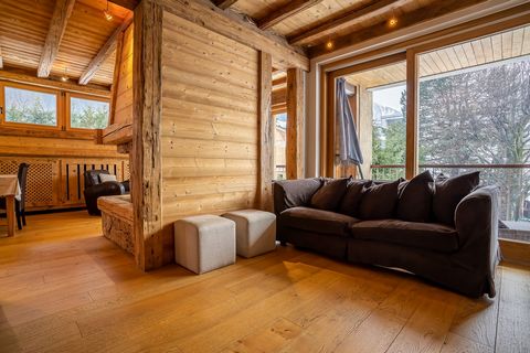 Magnificent apartment 'le Peigne', Rare for sale in downtown Chamonix. A nice 5 rooms renovated with taste composed of an entrance in corridor with storage serving; two spacious bedrooms with their access to the first balcony, a separate toilet, a sl...