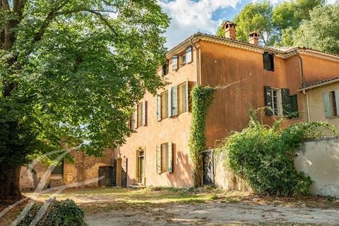 South Luberon, near the village of, 30 minutes from Aix-en-Provence and its TGV station. The John Taylor agency in Lourmarin offers for sale this exceptional property to renovate. This magnificent agricultural estate of almost 33 hectares and its 19t...