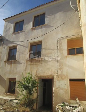 A three Storey house for sale in the hamlet of Los Morillas on the border of Cantoria and Arboleas here in Almeria Province. The very spacious house has been subject to a renovation which is in need of completion and retains many original features. T...