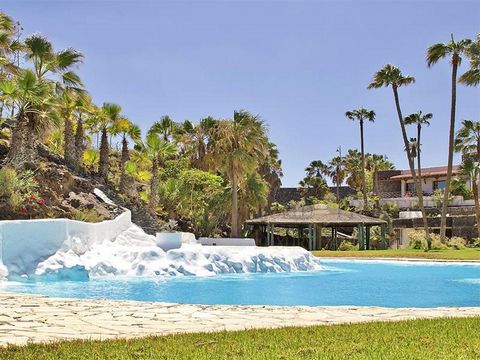 A Luxury World Properties le complace ofrecer una exclusiva villa en la primera línea del mar en la zona del Amarilla Golf, municipio San Miguel de Abona. Esta impresionante villa es una de las propiedades más exclusivas en el sur de Tenerife, que se...