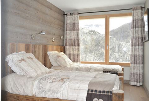 El antiguo pueblo de montaña de Valloire es perfecto para unas vacaciones de deportes de invierno en familia. El acogedor y elegante chalet se encuentra en la extensa zona de esquí de Valloire-Valmeinier. Se encuentra a unos 800 m de la pista Clos Be...