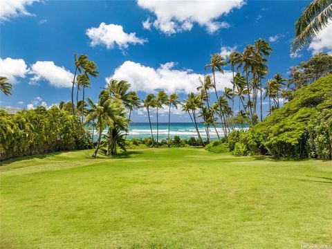 FABULOUS DIAMOND HEAD BEACHFRONT ESTATE PARCEL... Extremely rare opportunity to purchase the last remaining estate sized parcel in this highly coveted section of world renown Diamond Head, home to some of the most exclusive luxury real estate through...