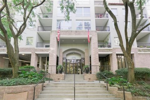 Location, location, location! This condo is a block from Piedmont Park and is in a great midtown spot close to restaurants and shopping. The views of Midtown, Buckhead and the park are fabulous. The kitchen is open to the living room and there is ple...
