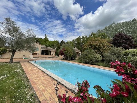 Summary Spacious detached villa, situated on the edge of Pugnac in the Gironde, close to the shops, bakery and supermarket, just 10 minutes to Libourne and St Andre De Cubzac. The property is immediately habitable with just decoration to taste, the h...